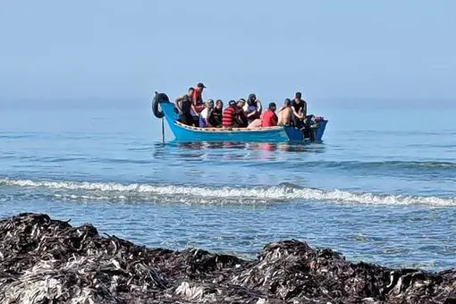 Un barchino di migranti nel Sulcis (archivio L'Unione Sarda)