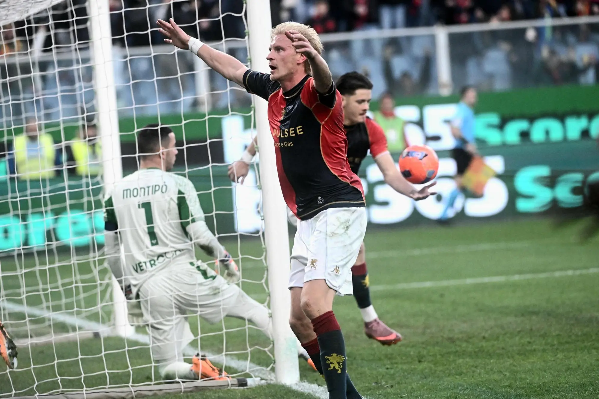 Genoa's Morten Thorsby jubilates with his teammates after scoring the gol during the Italian Serie A soccer match Genoa Cfc vs Hellas Verona at Luigi Ferraris stadium in Genoa, Italy, 29 november 2025. ANSA/LUCA ZENNARO