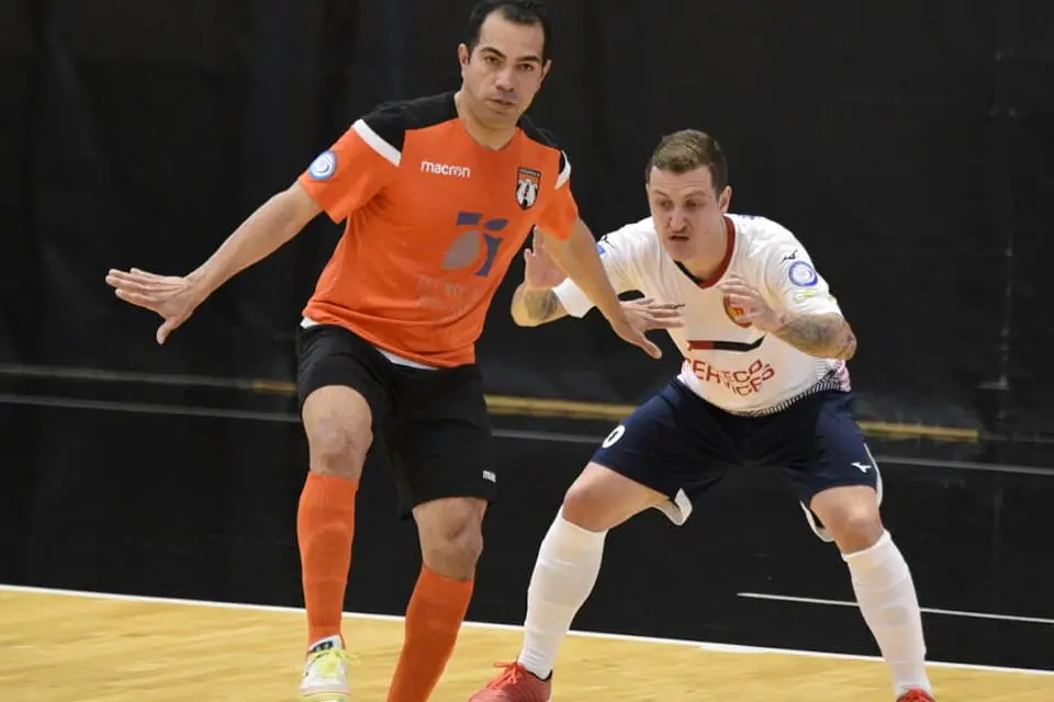 Con la maglia arancione, Deivison Douglas Pinheiro Viegas