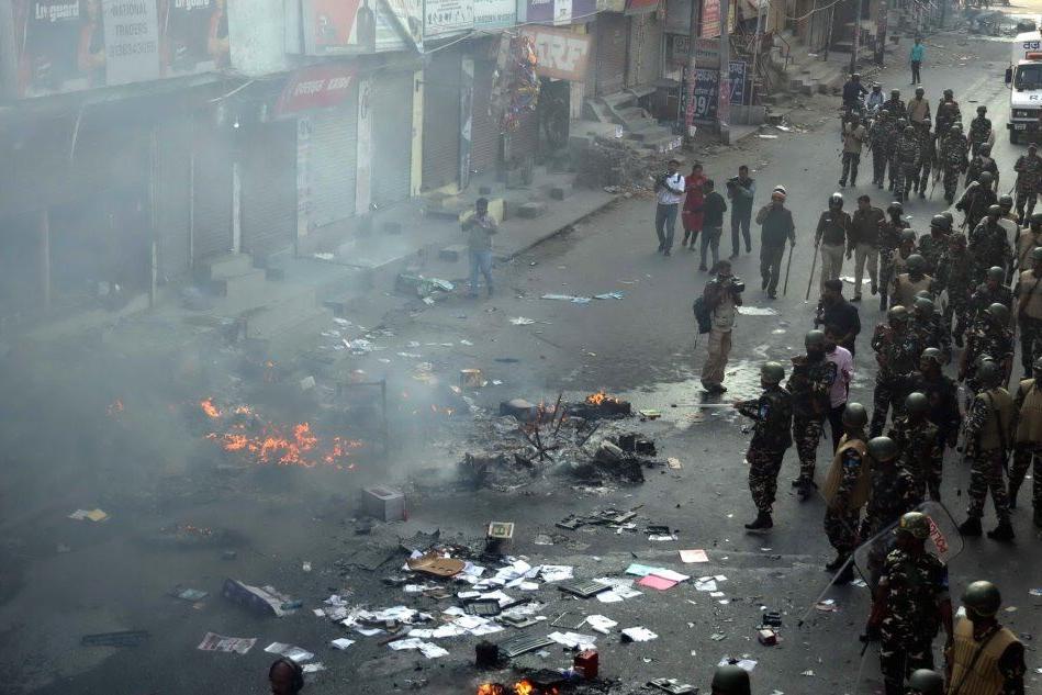 Scontri e violenze a Nuova Delhi: almeno 13 vittime e 150 feriti