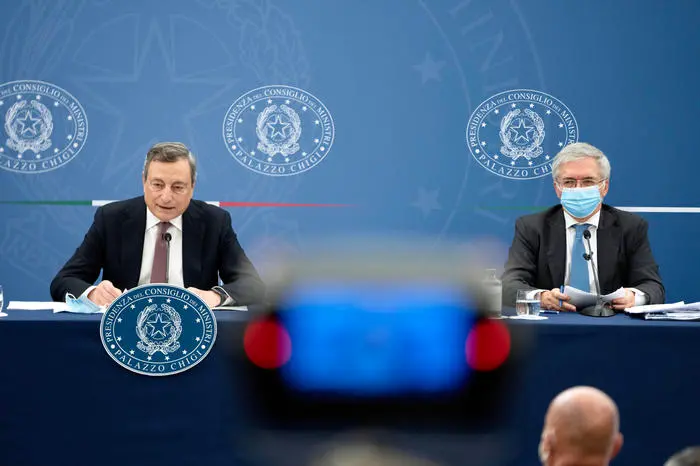 Mario Draghi e il ministro dell'Economia Daniele Franco (Ansa)