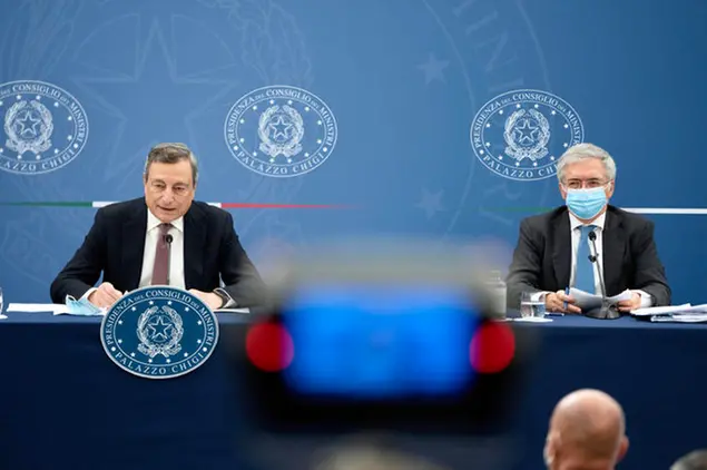 Mario Draghi e il ministro dell'Economia Daniele Franco (Ansa)