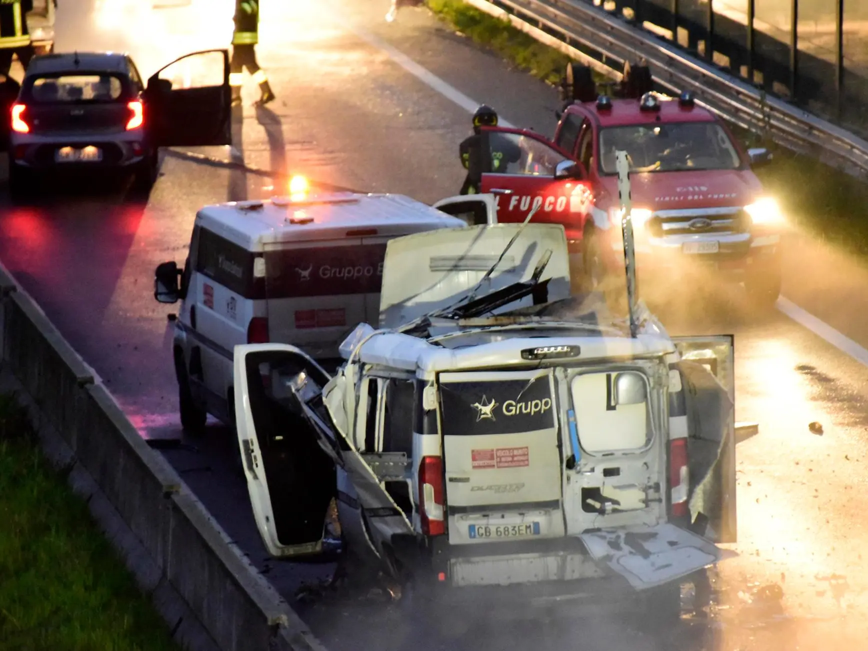 Assalto a un furgone portavalori lungo la variante Aurelia, in carreggiata sud, poco dopo l'uscita di San Vincenzo (Livorno), 28 marzo 2025. Sul posto stanno intervenendo forze dell'ordine e ambulanze. Il traffico è bloccato e ci sarebbe almeno un mezzo a fuoco che ha provocato una densa colonna di fumo visibile a distanza. ANSA/PAOLO BARLETTANI