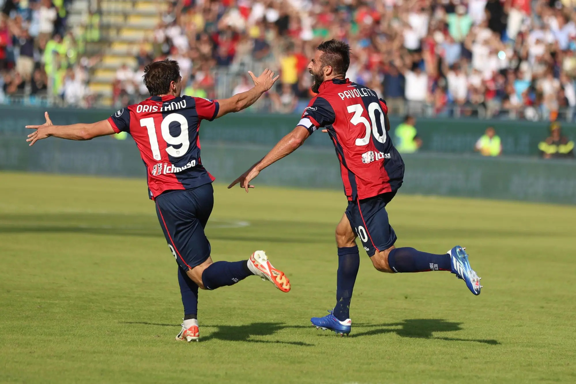 Pavoletti e Oristanio esultano dopo il gol vittoria (Ansa)