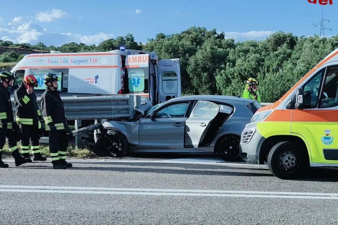 La Bmw dopo l'incidente sulla 131 dcn