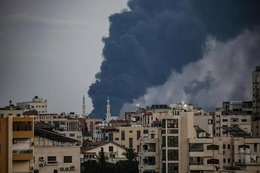 Gaza, fumo nero dopo un raid (Ansa)