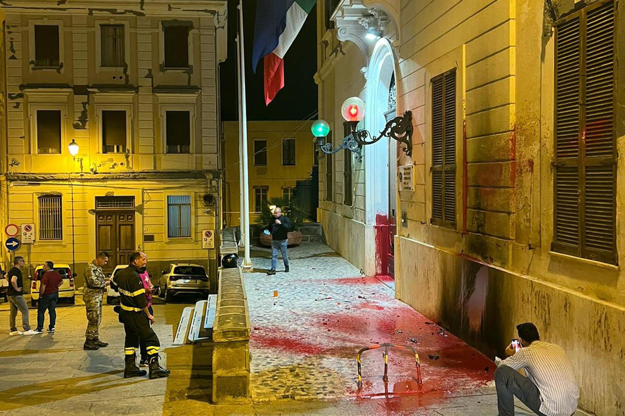 Cagliari: lanciata una molotov contro l’ingresso del Comando Esercito Sardegna