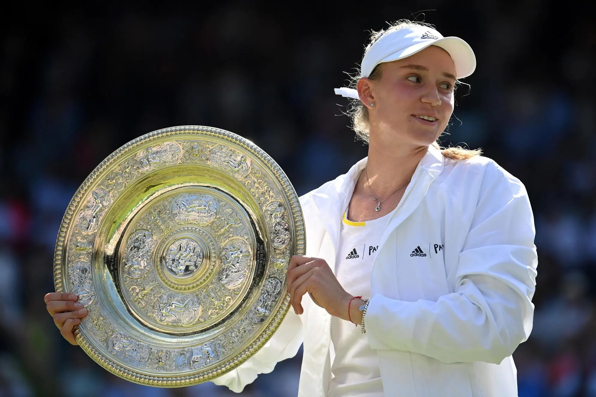 epa10061856 Elena Rybakina of Kazakhstan poses with the trophy after winning the women's final match against Ons Jabeur of Tunisia at the Wimbledon Championships, in Wimbledon, Britain, 09 July 2022. EPA/NEIL HALL EDITORIAL USE ONLY