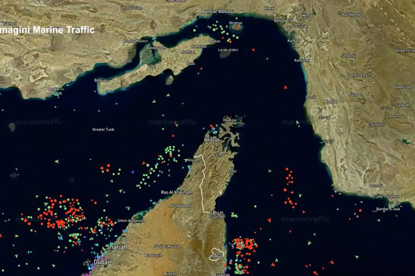 Un'immagine satellitare di Marine Traffic immortala il passaggio delle navi nello Stretto di Hormuz aperto dopo il cessate il fuoco in Libano, 17 aprile 2026 WEB / MarineTraffic