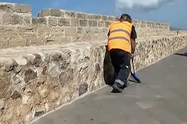 Un operatore ecologico al lavoro sui bastioni (foto Fiori)