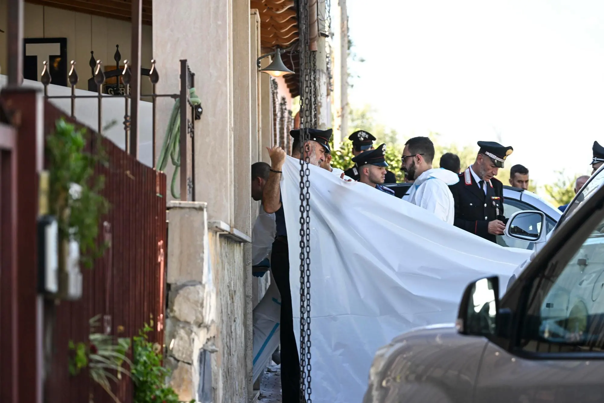 Gli inquirenti sul luogo della tragedia (Ansa)