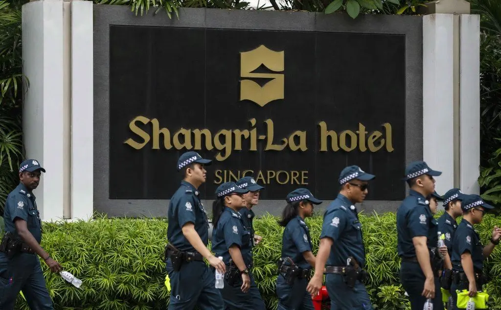 Polizia davanti al Shangri-La hotel