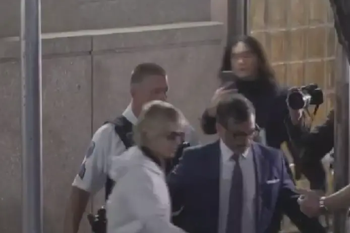 Selma Blair lascia il tribunale dopo l'udienza (foto da frame video)