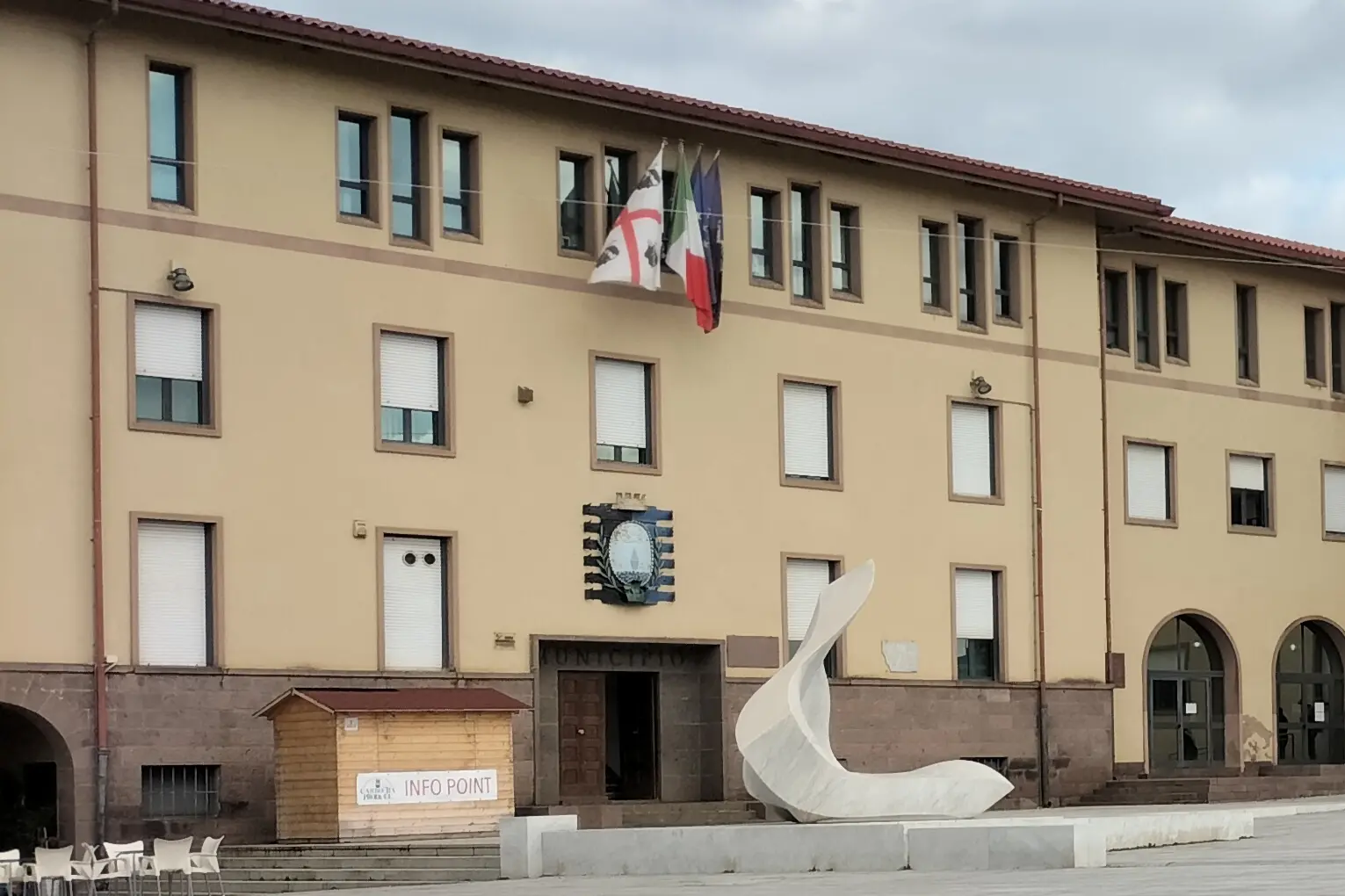 Il palazzo del Municipio in piazza Roma. (Foto Scano)