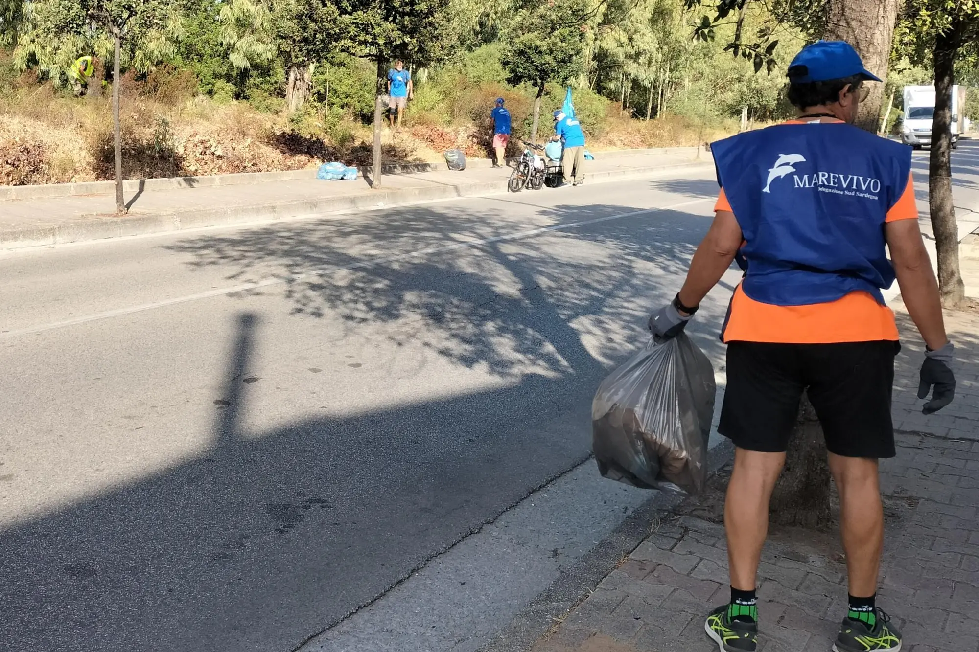 I volontari di Marevivo in azione a Carbonia (foto Scano)
