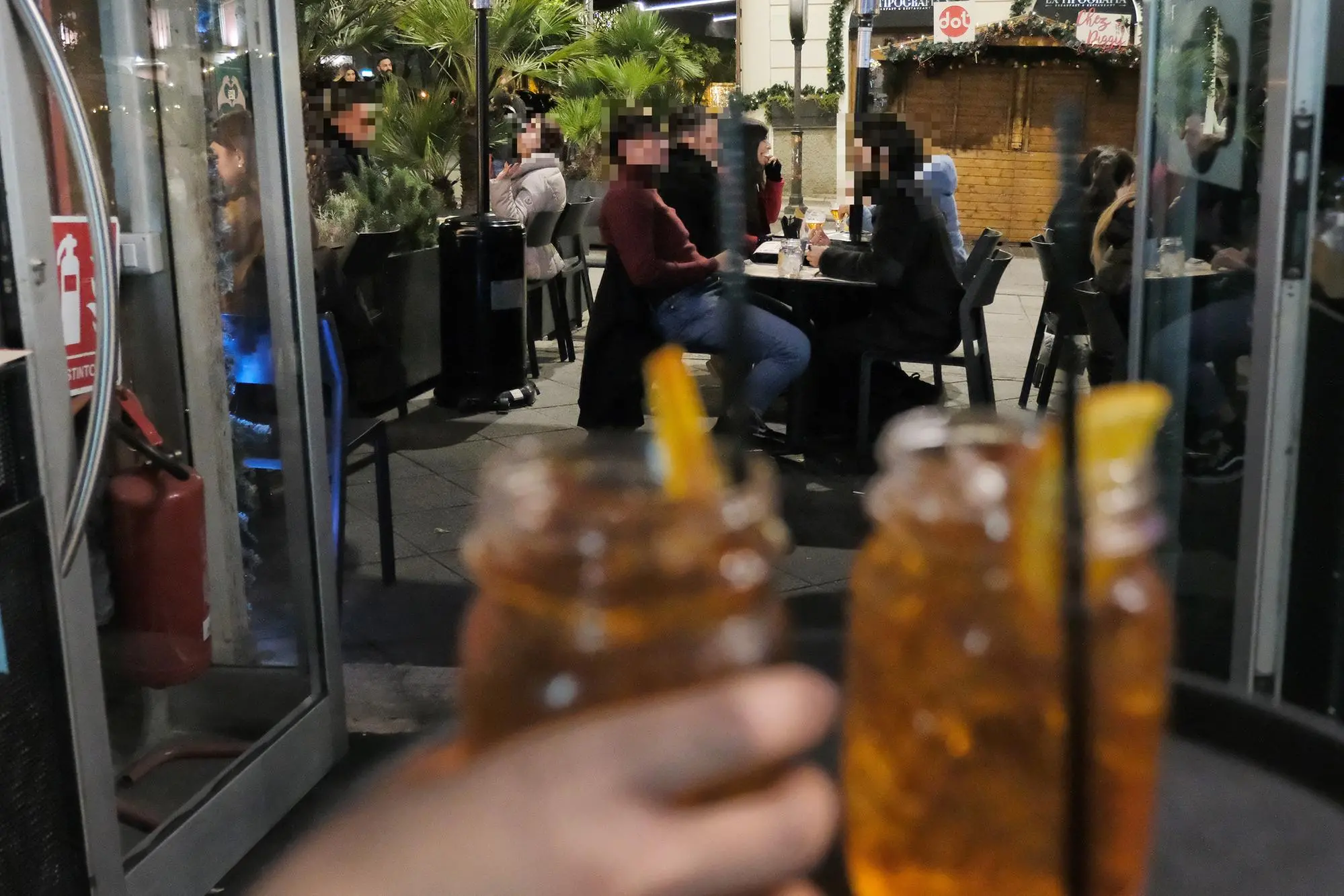 Una bevanda alcolica in un locale di Cagliari (foto Ungari)