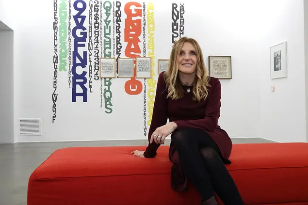 La direttrice del Man, Chiara Gatti, tra i colori di Pintori (foto Locci)