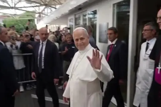 Applausi dei fedeli che salutano Papa Leone all'uscita dal Gemelli