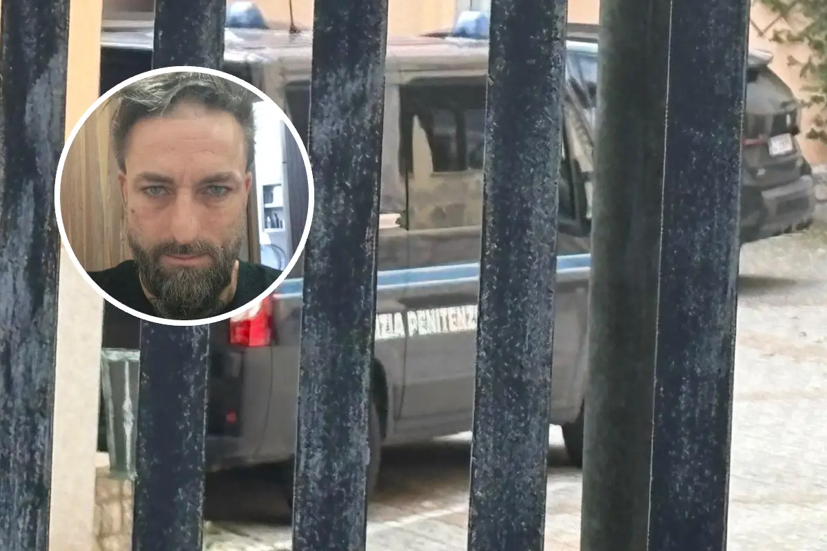 Сотрудники тюремной полиции в здании суда Темпио, а на заднем плане – жертва убийства.