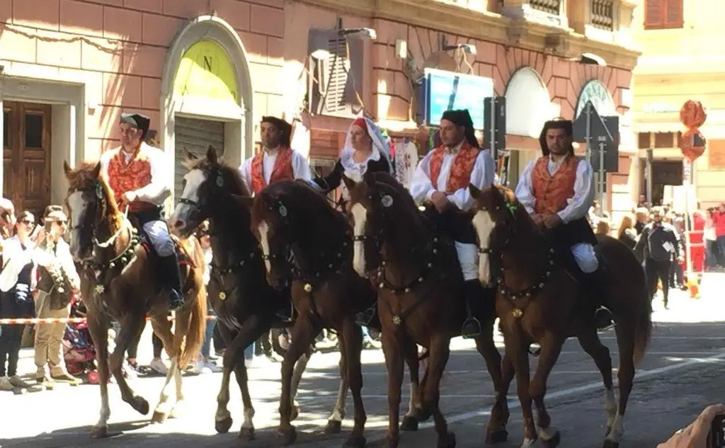 Tanti i figuranti a cavallo (foto L'Unione Sarda - Vercelli)