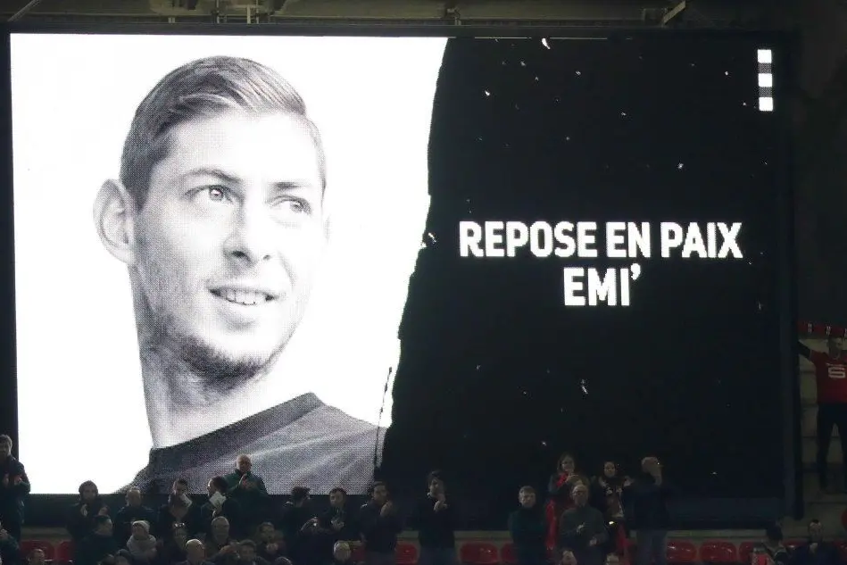 Il saluto all'attaccante sul maxi schermo durante una partita del campionato francese (Ansa)