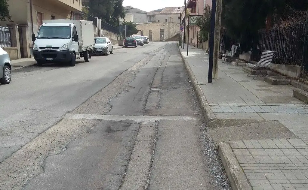 Si dovrà fare a meno dell'ingresso principale al paese, quello di via Stazione, interessato dal cantiere per la rotonda (foto Simone Farris)