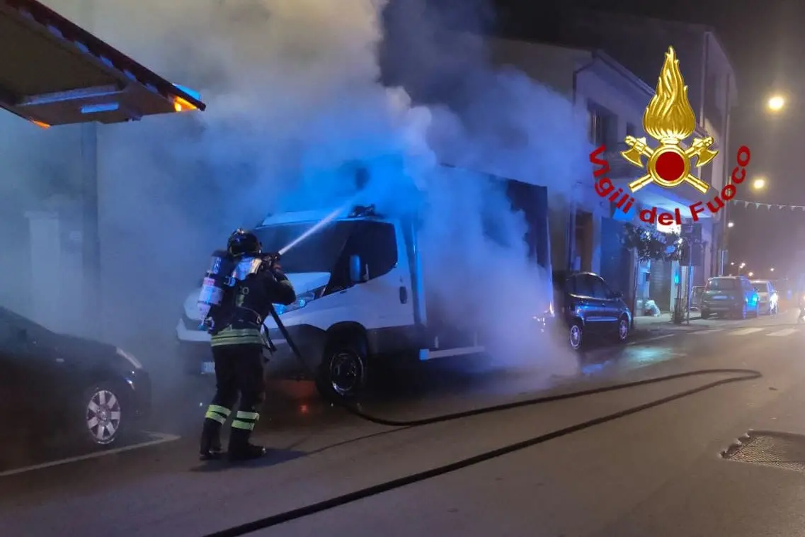 L'incendio (foto Vigili del fuoco)