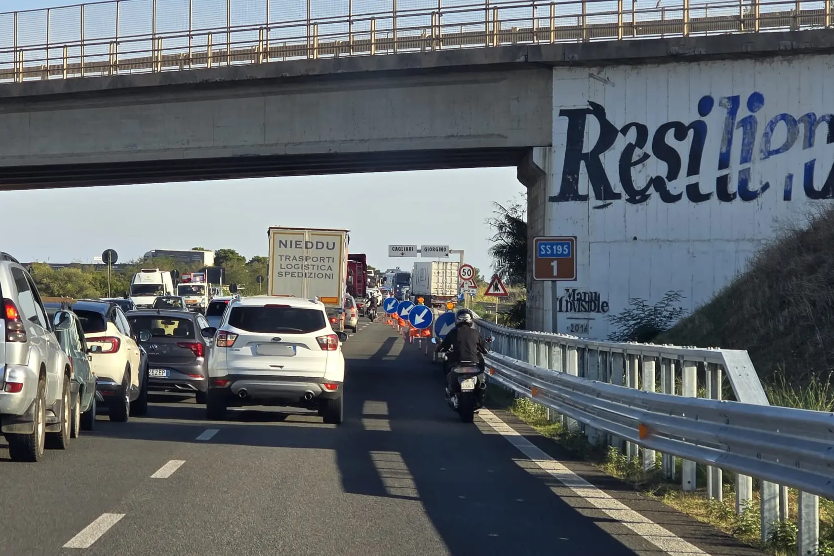 La carreggiata ristretta sulla 195