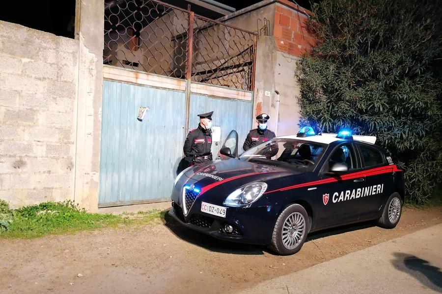 I carabinieri davanti alla casa dell'uomo scomparso (Foto Serreli)