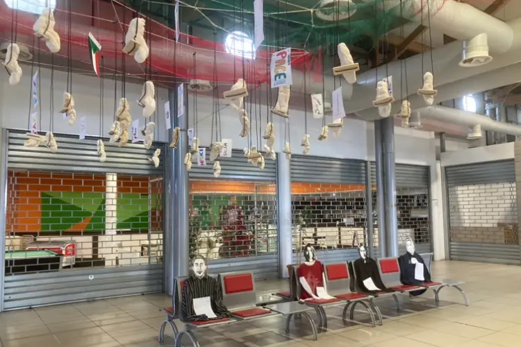 Le sagome della Pace alla stazione marittima di Porto Torres (foto Pala)