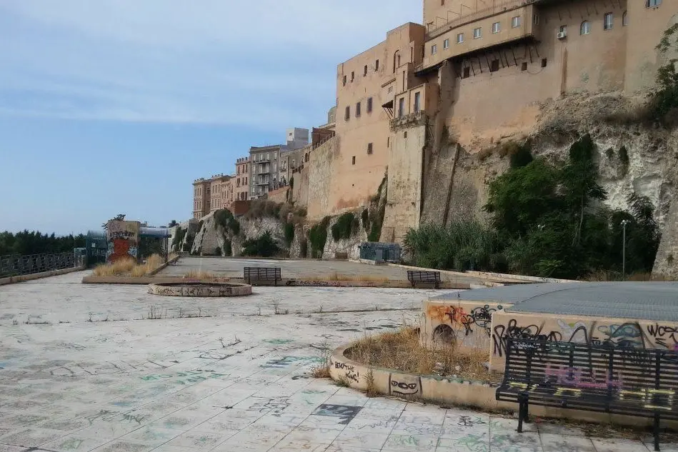 La piazza sopra i parcheggi Apcoa