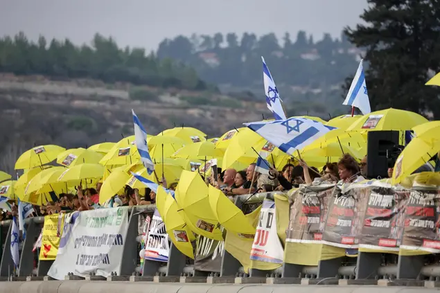 Manifestazione per gli ostaggi a Tel Aviv (Ansa)