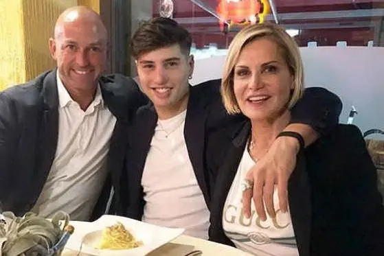 Stefano Bettarini, Nicolò e Simona Ventura (Ansa)