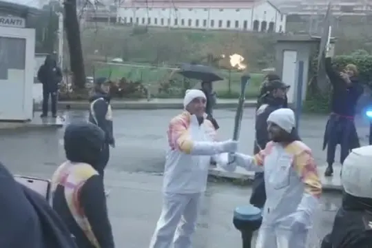 Milano Cortina, la fiamma olimpica sfida la pioggia in Sicilia