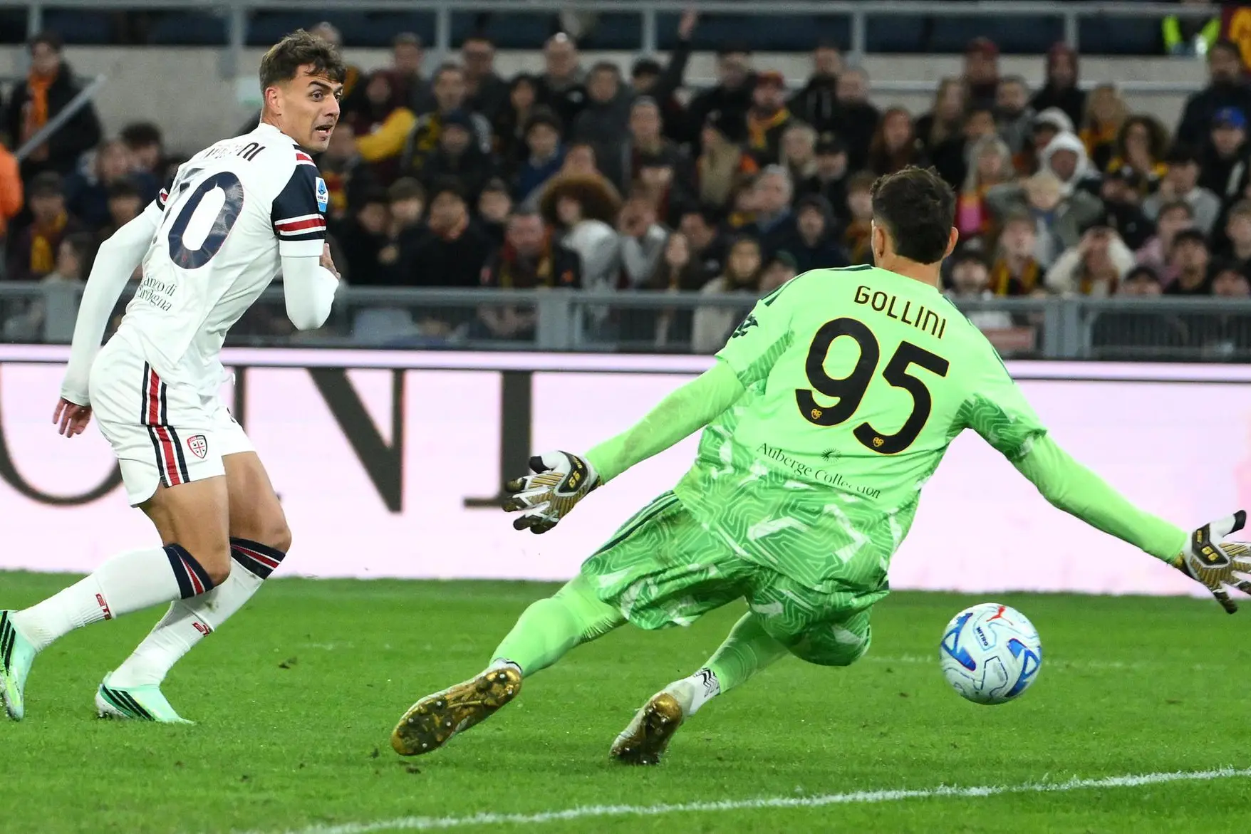 Il gol di Daniel Maldini per il momentaneo 2-2 di Roma-Cagliari (foto Ansa)