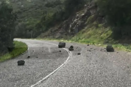 I massi sulla Alghero-Bosa