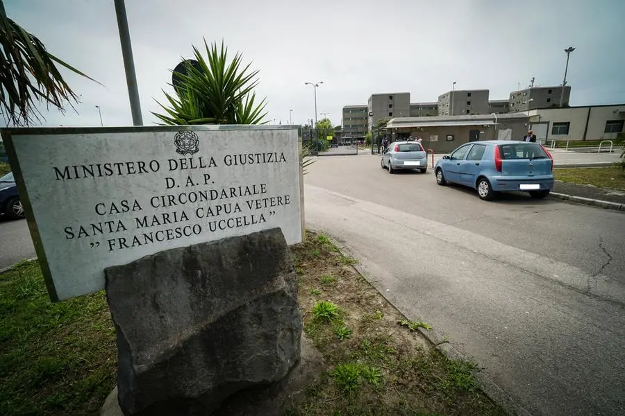 Santa Maria Capua Vetere, l'esterno del carcere (foto Ansa)