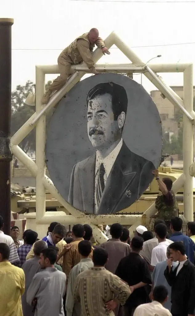 Soldati Usa buttano giù una gigantografia di Saddam