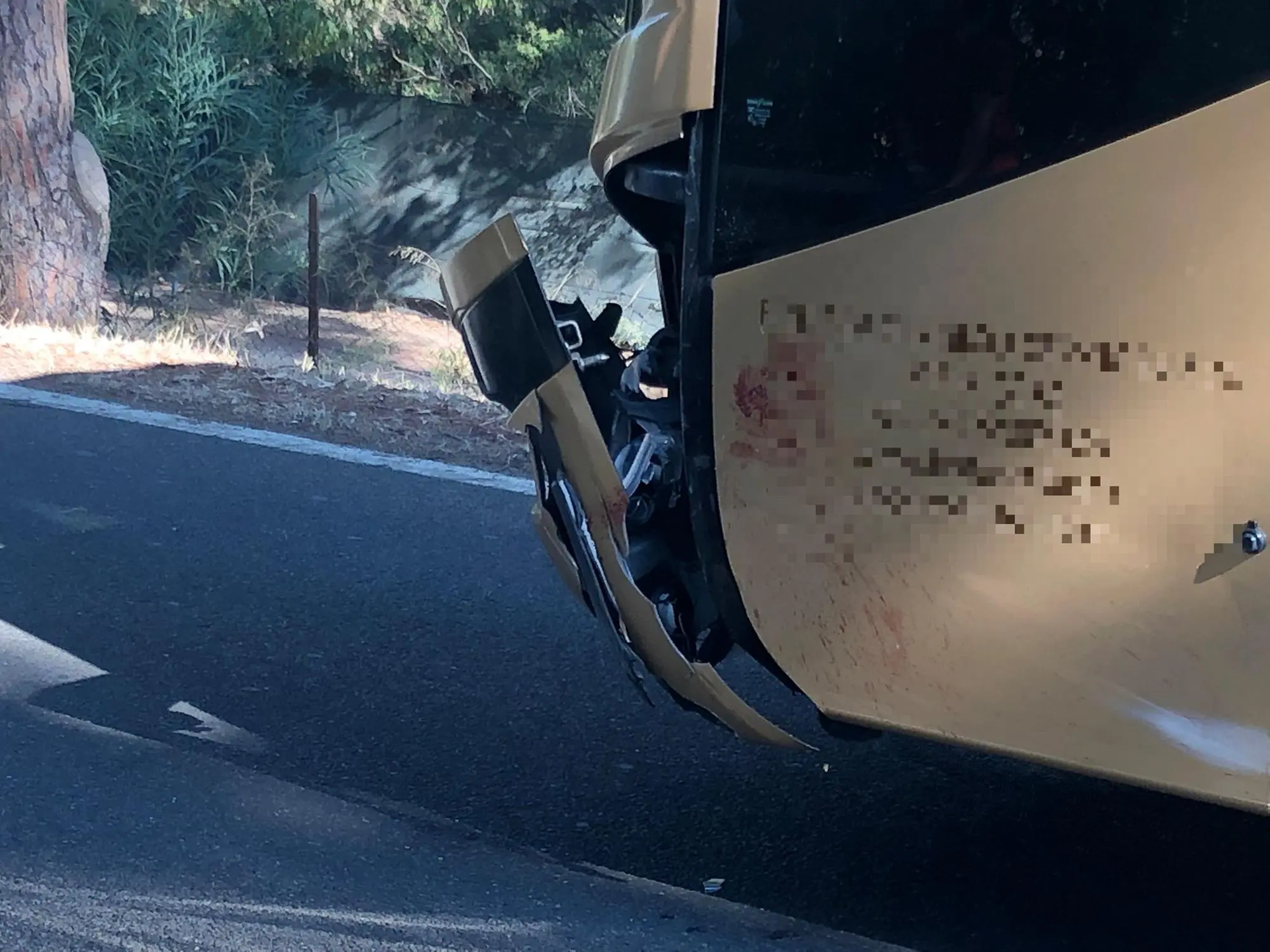 La parte del pullman coinvolta nell'impatto (foto Murgana)