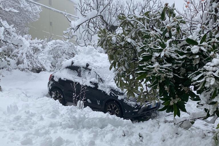Un'auto ricoperta di neve a Desulo