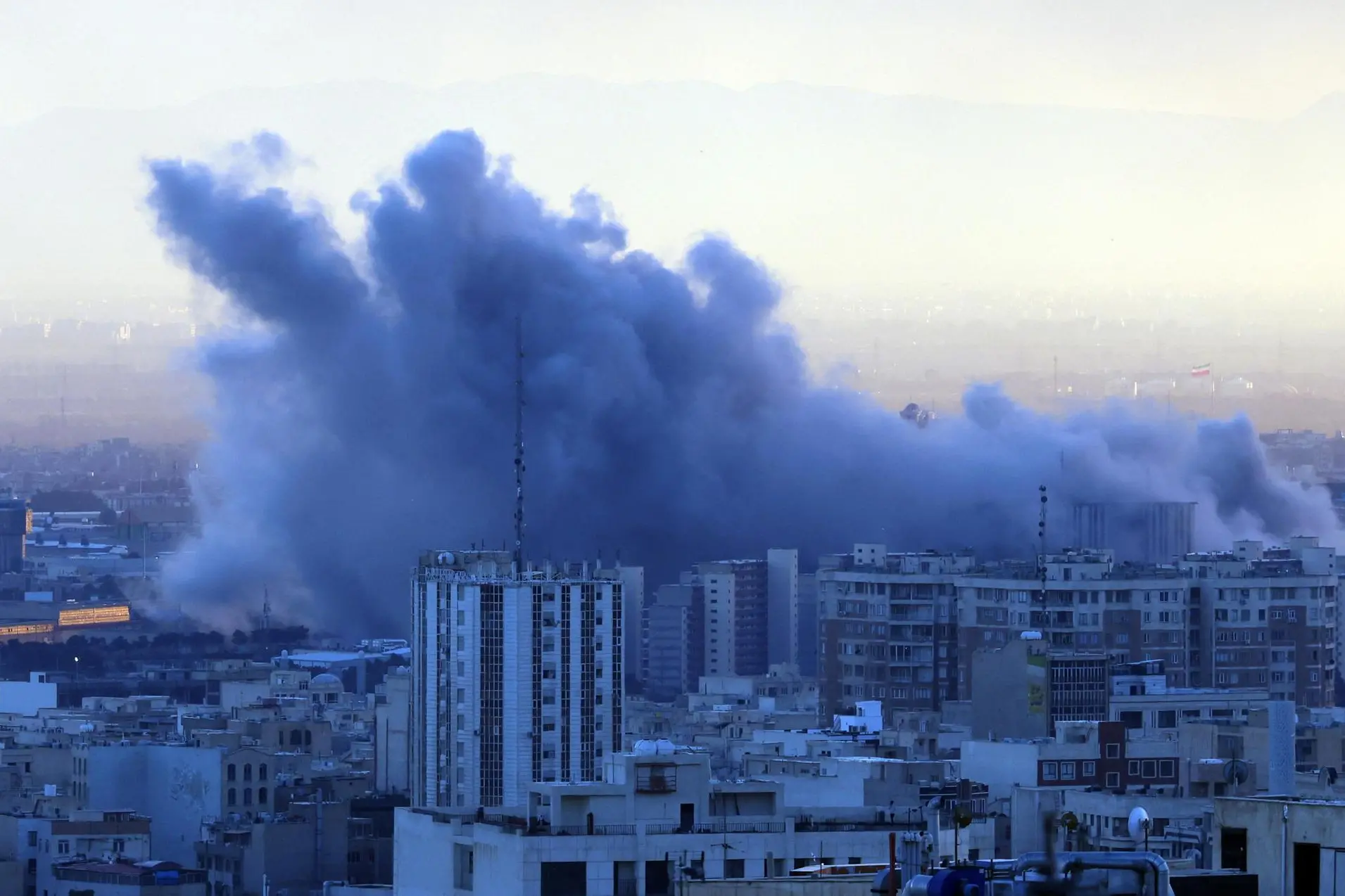 Fumo nero dopo un raid a Teheran (Ansa-Epa)