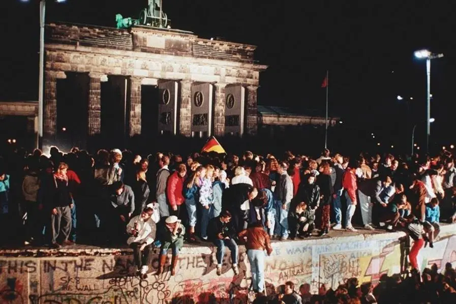 Il 9 novembre  del 1989 il governo della Ddr decreta l'apertura delle frontiere con la Repubblica federale tedesca (Ansa)