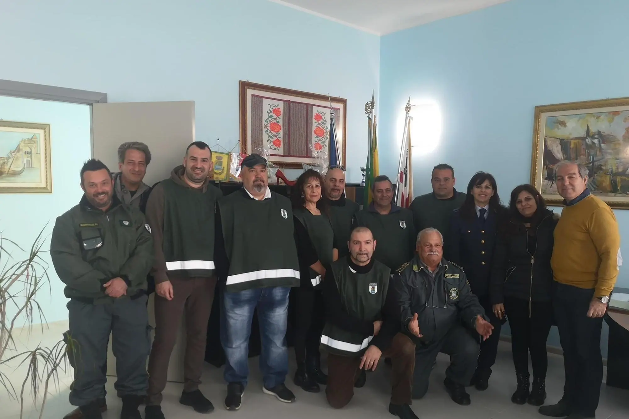 L'ormai ex compagnia barracellare con l'ex sindaco di Santa Giusta Antonello Figus (Foto Pinna)