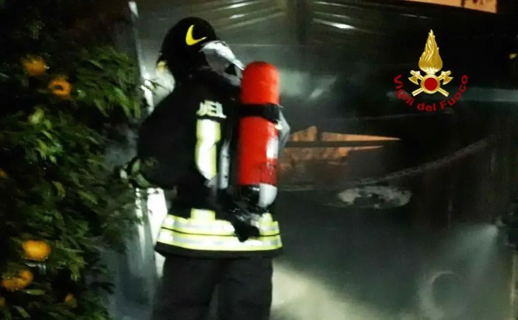 I pompieri al lavoro (foto Vigili del fuoco)