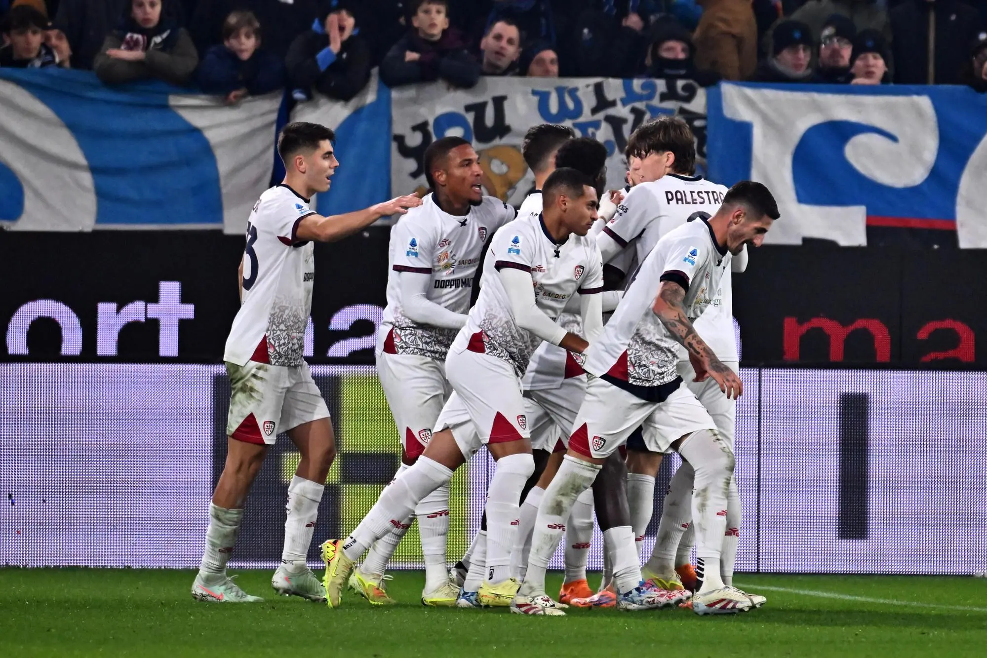 L'esultanza di Gianluca Gaetano per il gol del momentaneo 1-1 di Atalanta-Cagliari (foto Ansa)