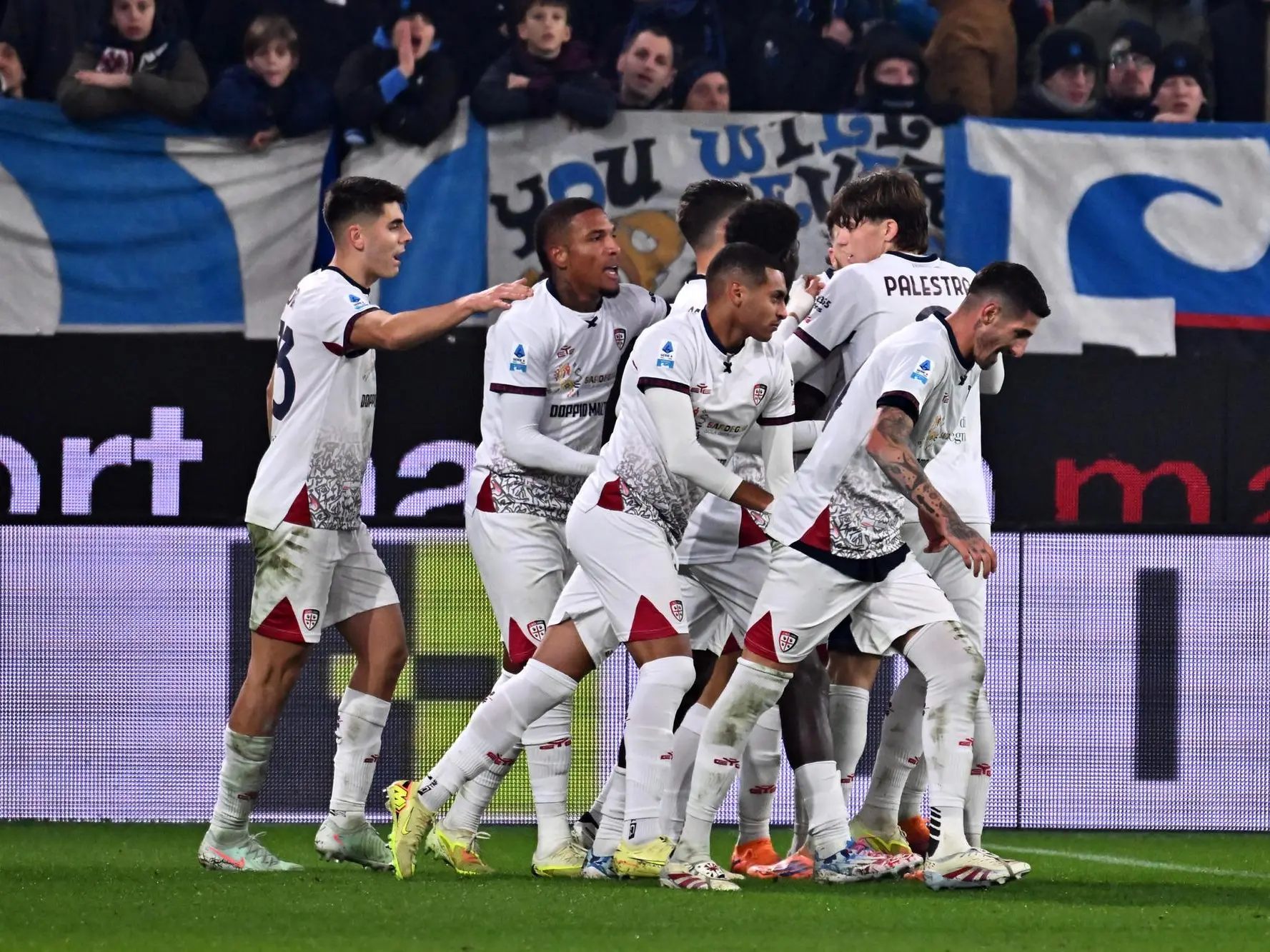 L'esultanza di Gianluca Gaetano per il gol del momentaneo 1-1 di Atalanta-Cagliari (foto Ansa)