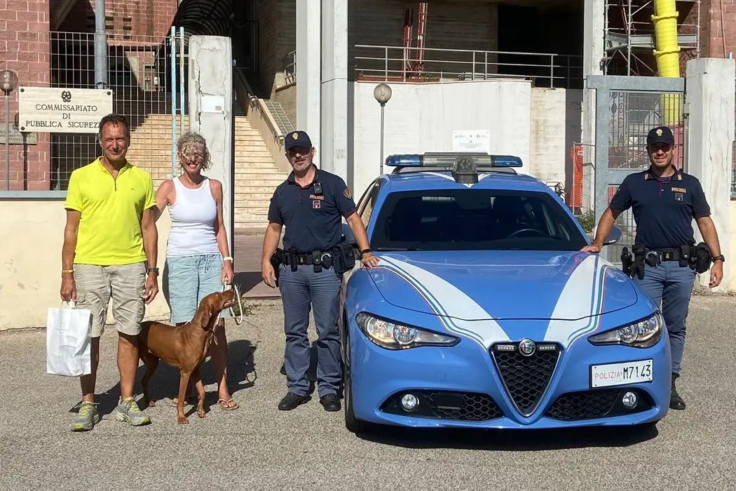 I turisti con gli agenti della polizia di stato