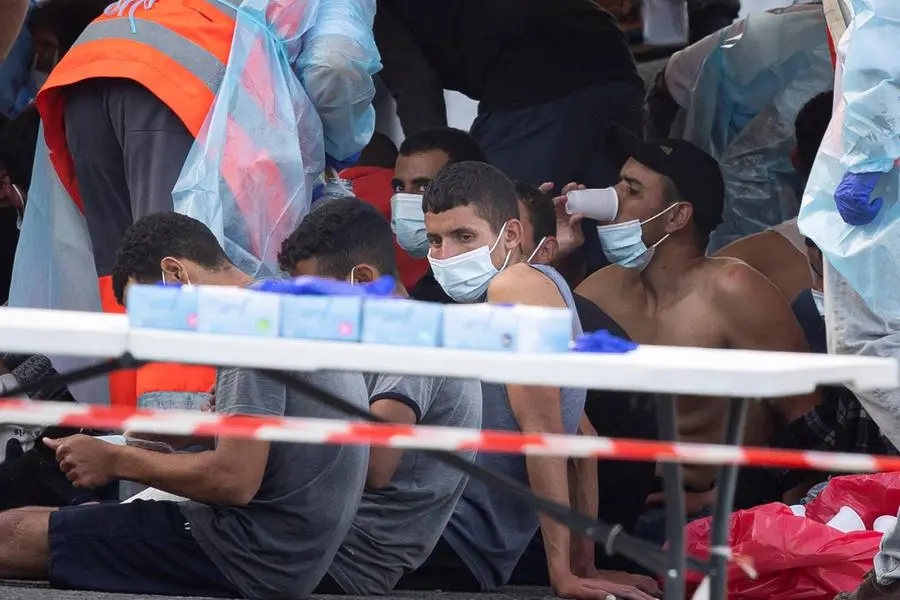 Alcuni dei migranti soccorsi a Gran Canaria (foto Ansa/Epa)