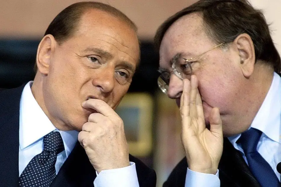 Silvio Berlusconi e Paolo Bonaiuti in una foto del 2004 (Ansa)