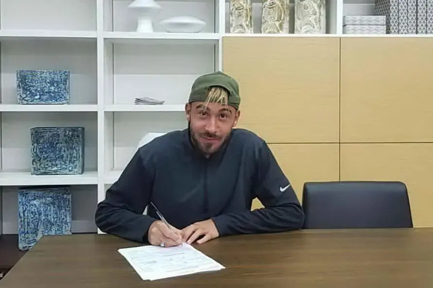 Matteo Salvini firma il contratto (foto dal sito della società)